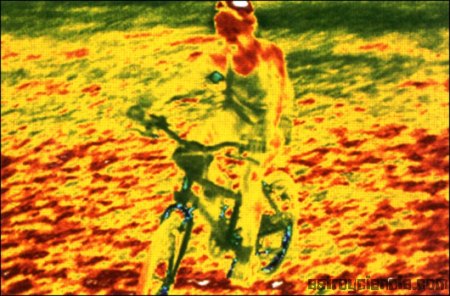 Imagen en infrarrojos de un niño en bicicleta (tomada de Astroyciencia.com)