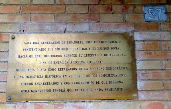 Placa homenaje a los homosexuales encerrados durante el franquismo en la antigua cárcel provincial de Huelva.