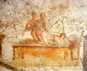 Dos hombres y una mujer en un fresco de Pompeya.