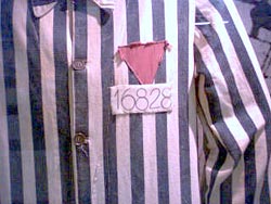 Triángulo rosa que marcaba a los homosexuales en los campos de concentración nazis