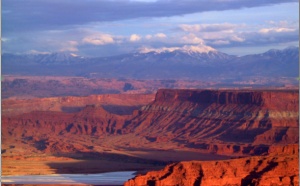 El Paradox basin es una cuenca asimétrica, desarrollada a lo largo del flanco suroeste del pico Uncompahgre en el sureste de Utah y el suroeste de Colorado, EE.UU..