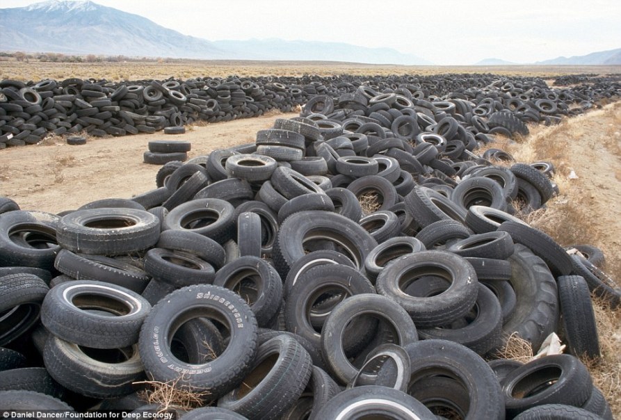4 vertedero de neumáticos en el desierto de Nevada