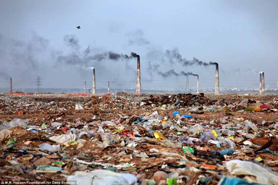 9 hornos de ladrillo se yerguen sobre un basurero en Bangladesh